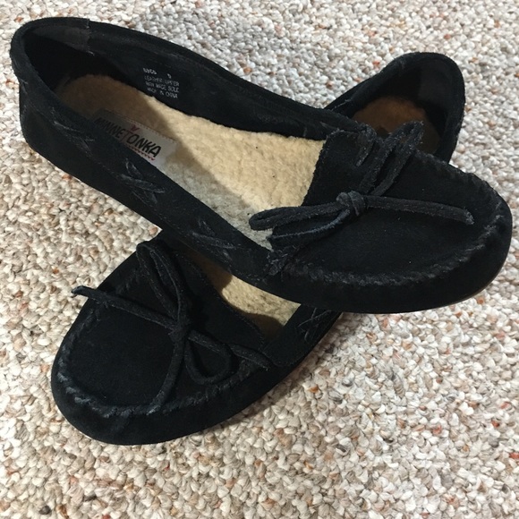 Minnetonka Moccasins Black Leather Flats - Picture 4 of 8